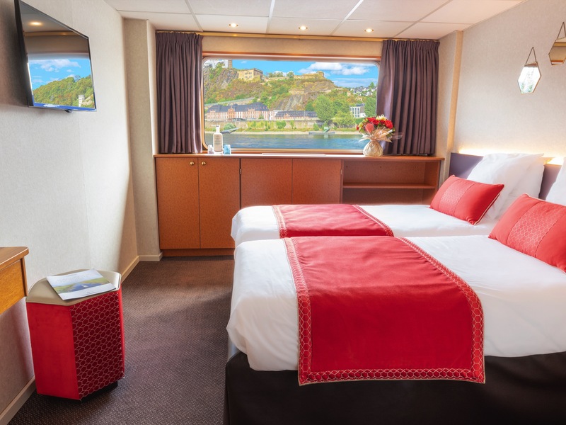 Main Deck 2 Adjustable Twin Beds CAT. A